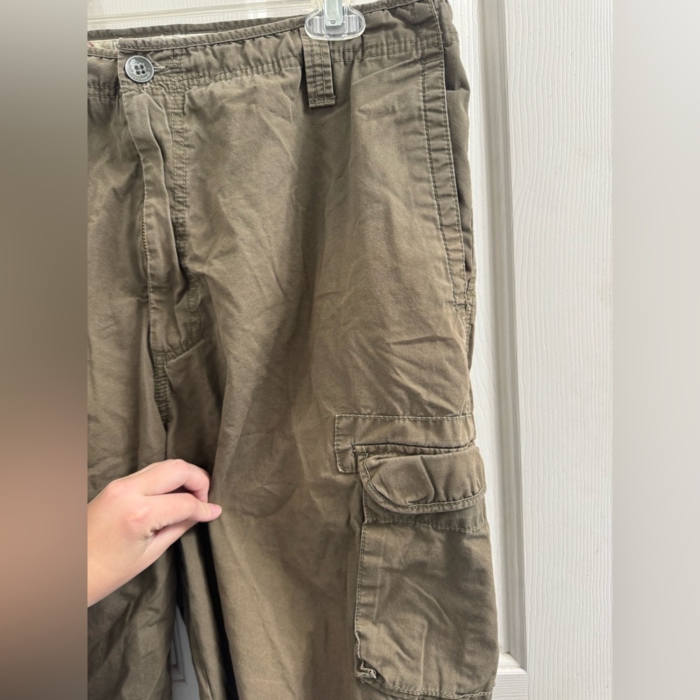 Dockers Men's relaxed fit Cargo Shorts in Brown - Picture 4 of 11